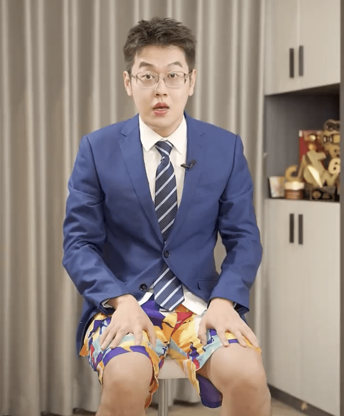 毕业之后,欧文浩便来到福清广播电视台,起初的几年,他就像所有的普通