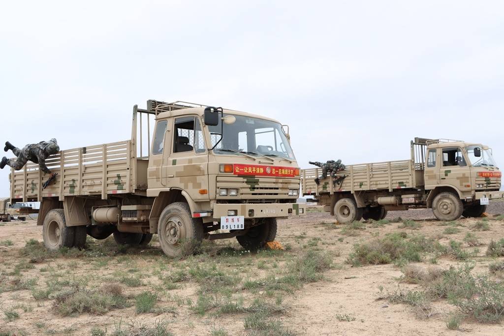 西部戰區陸軍某綜合訓練基地開展汽車駕駛學兵結業考核_體能_平車