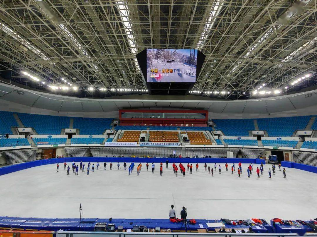 的吉林省第十九届运动会青少年组短道速滑比赛在吉林市吉林体育馆打响