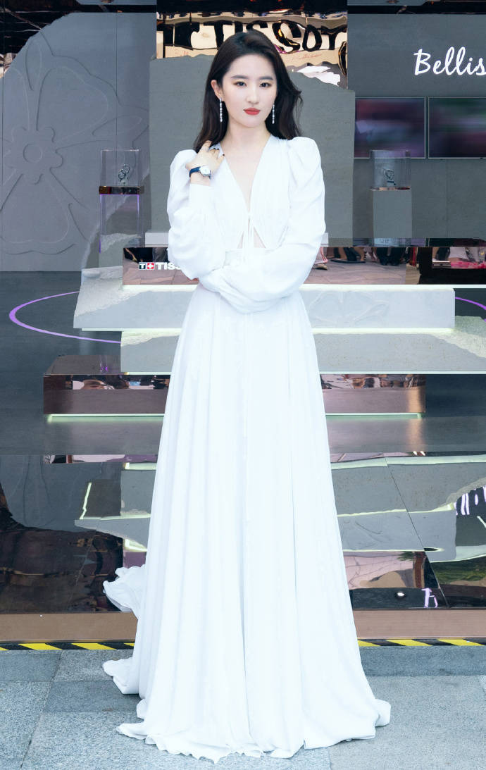 刘亦菲好似仙女下凡,一身白色露背长裙纯洁婉约,五官精致太美了_效果