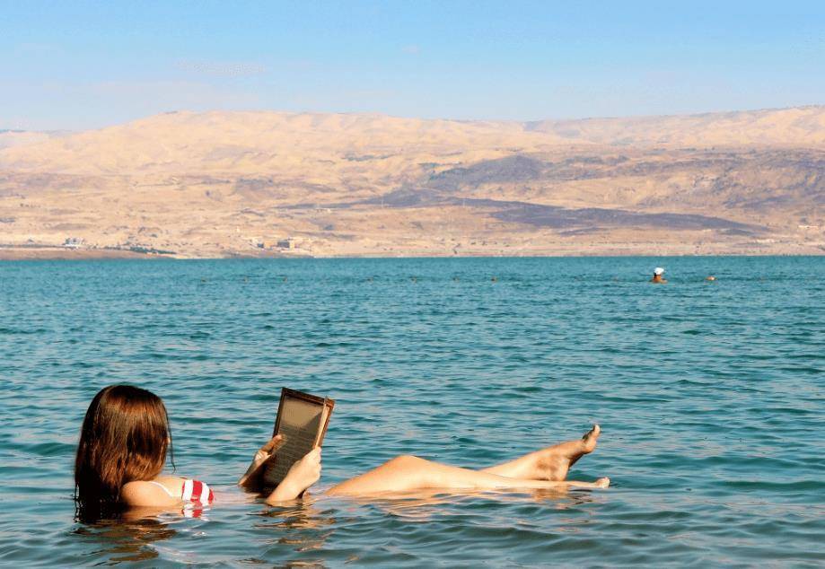 不过在死海旅游的时候,导游都会告诫游客,不要轻易下海.