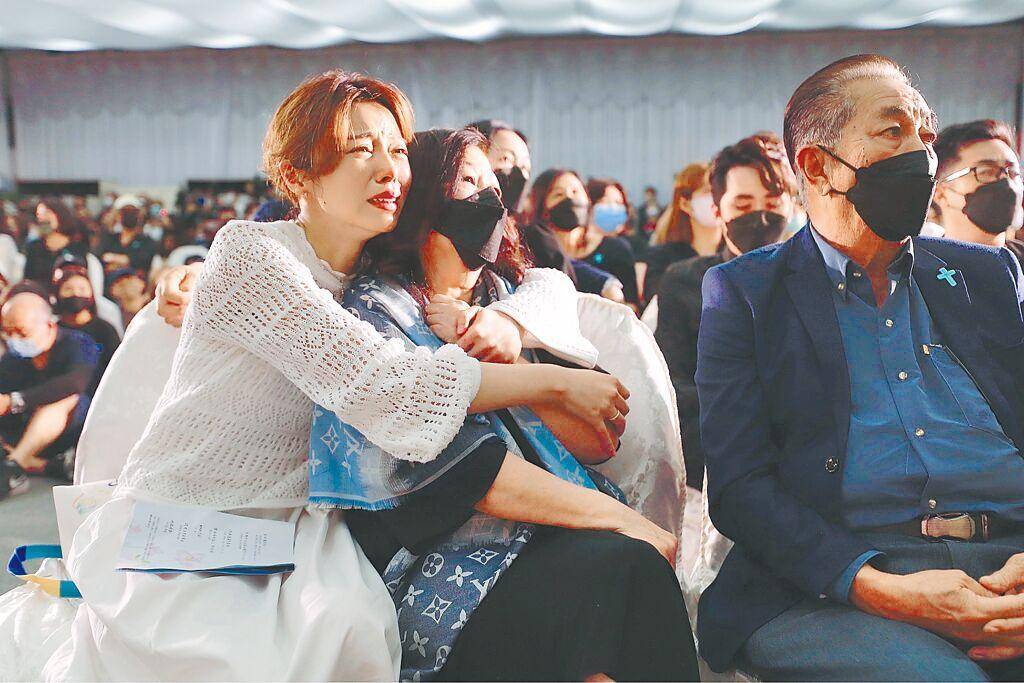 追思会,遗孀拿结婚照悲伤落泪,在灵车里强忍泪水送别_王彤_艾诚_朋友