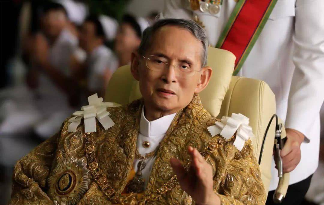 普密蓬国王是泰国国曼谷王朝的九世皇,已经仙逝三年了,但他仍像神般地