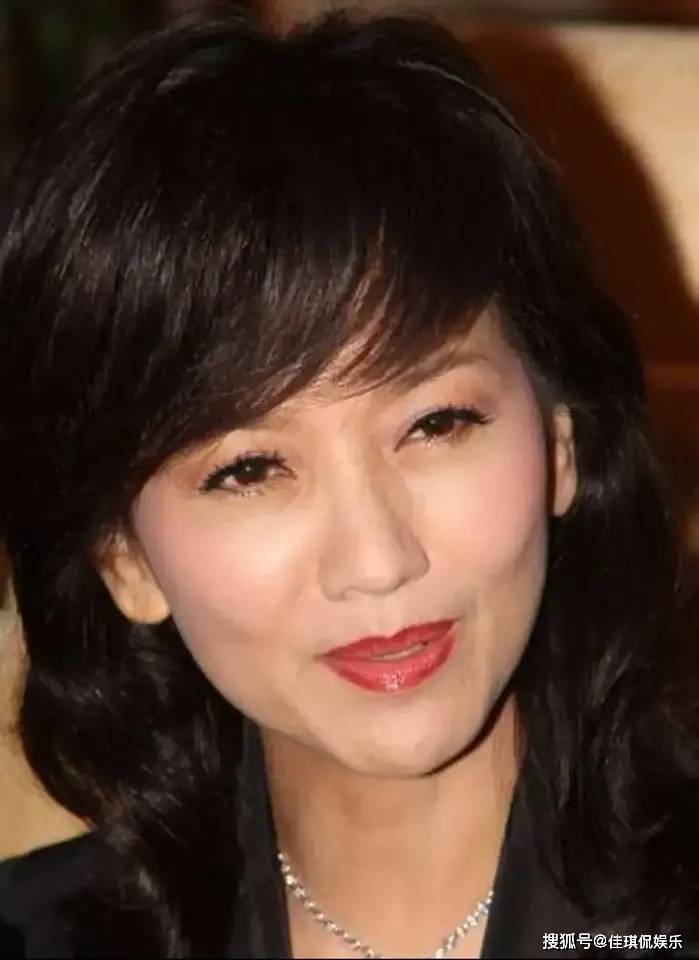 如今的赵雅芝满头白发藏不住!