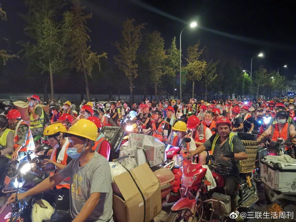 重庆北碚山火明火终于扑灭，现场群众欢呼：北碚雄起！我们赢了！胜利了！