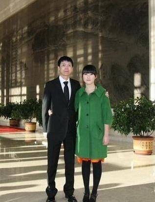 冯小刚与女儿冯思语徐帆夫妇与养女2014年5月,徐帆在怀柔拍戏,冯小刚