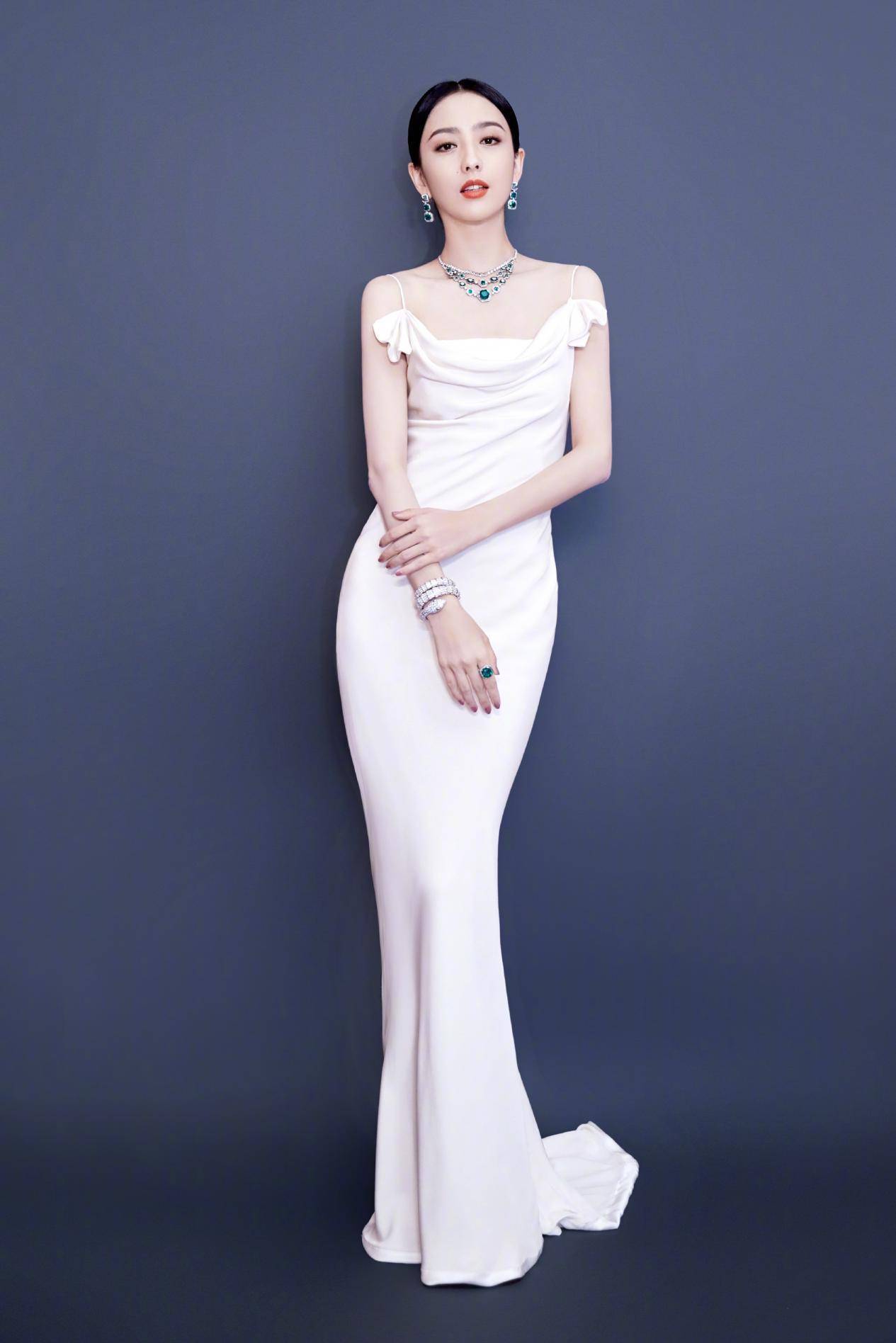 佟丽娅素颜现身机场,穿着朴素也不化妆,35岁活得反而真实漂亮_造型