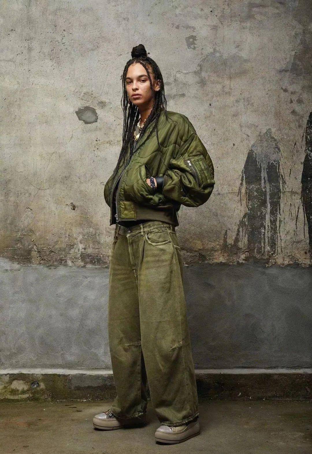 以及grunge 非常标志性的单品风格,肮脏的视觉彰显出一种颓废的末日