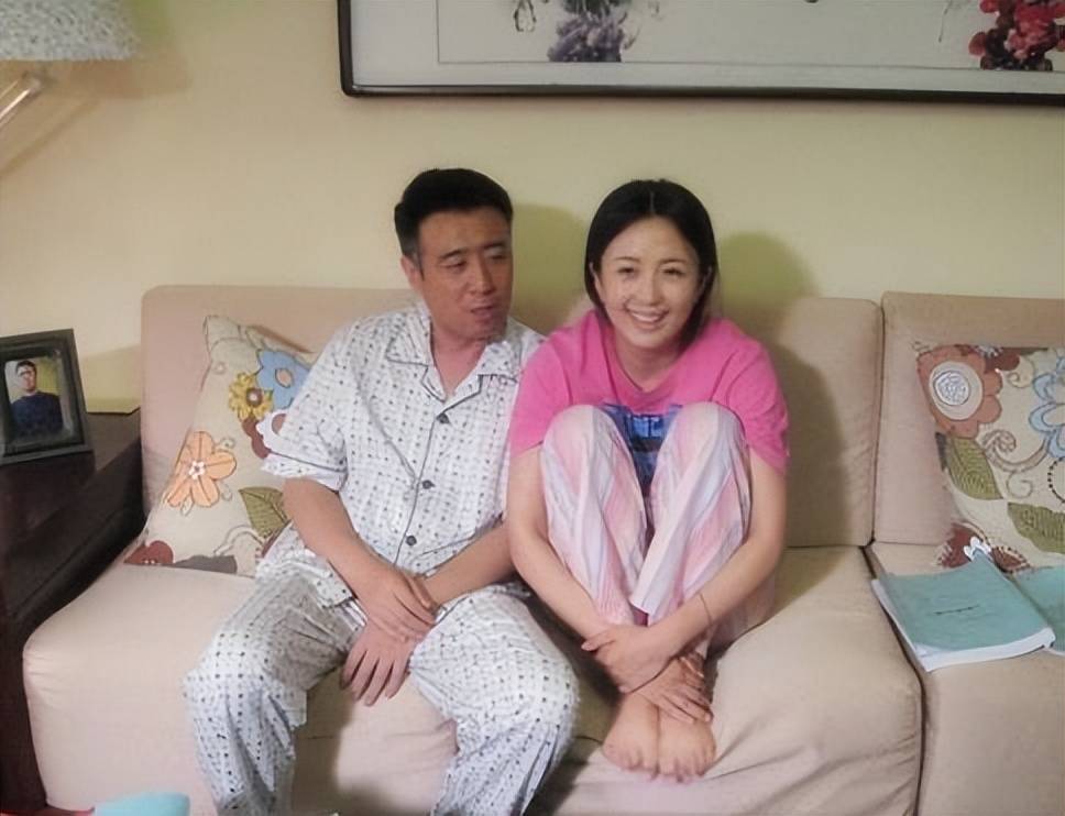 功夫不负有心人,宋林静如愿进入到上戏表演进修班,他们也手牵手走在上