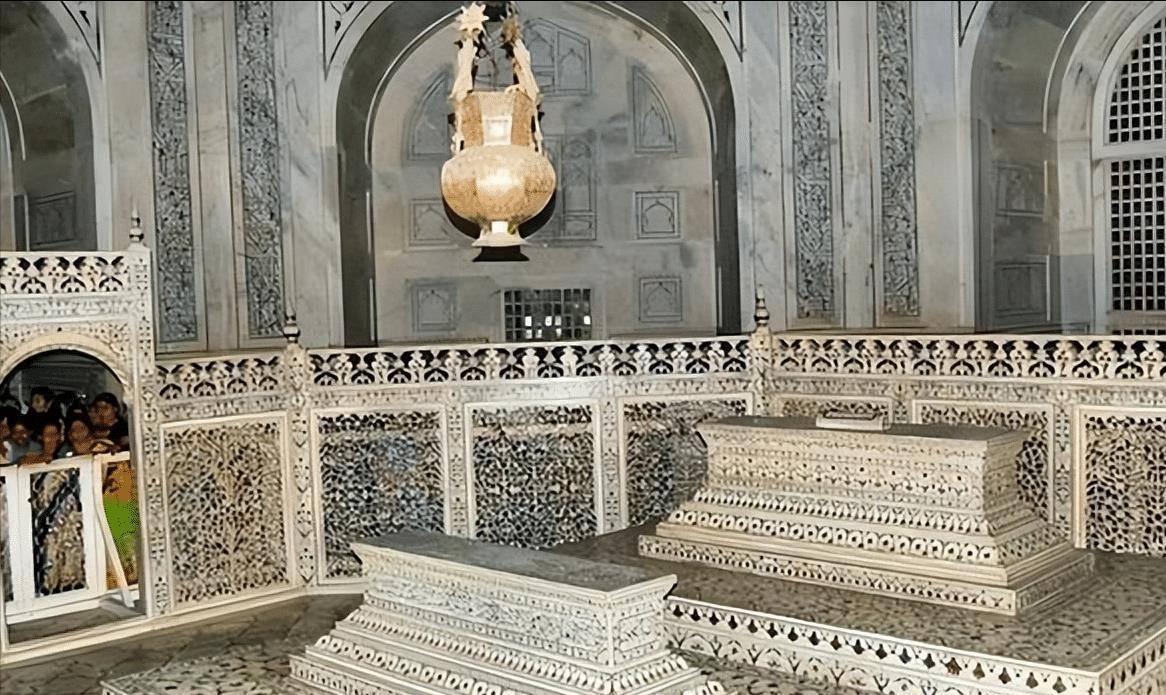 泰姬陵背后的悲剧:泰姬19年连生14个孩子,油尽灯枯死在了产床上_沙贾