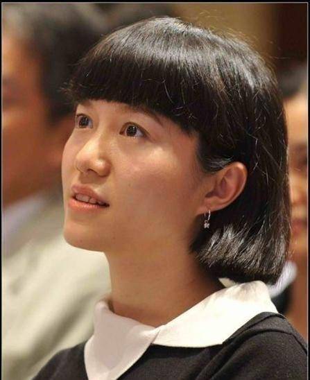 翁帆年过四十仍娇美,烫波波头配一袭蓝白拼接裙,元气满满似少女_发型