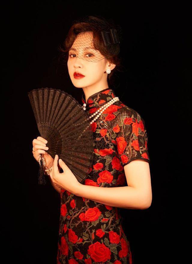 杨雪穿旗袍太美了,气质古典温柔尽显东方女性之美,身材也很惊人_感觉