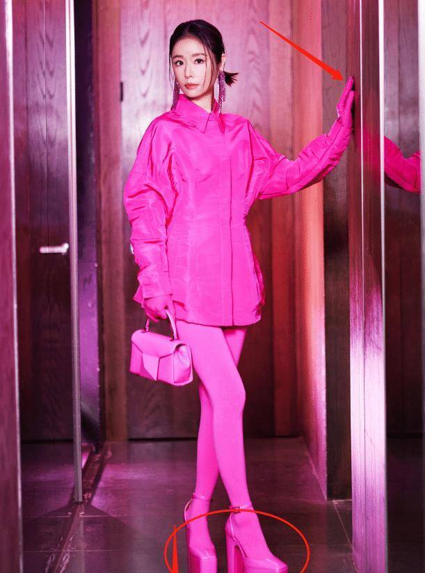 因为芭比粉颜色过亮,总会给人一种视觉扩张感,显得人会变矮,为了弥补