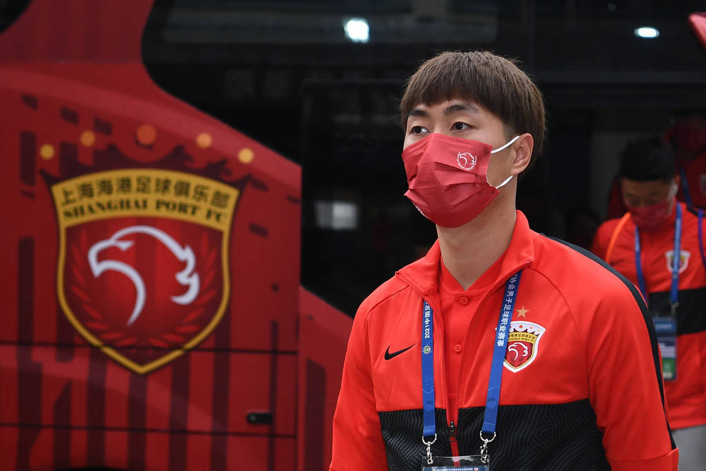 "眼神哥"傅欢离开海港加盟昆山,球迷狂讽:昆山地铁压力山大_嘲讽_球员