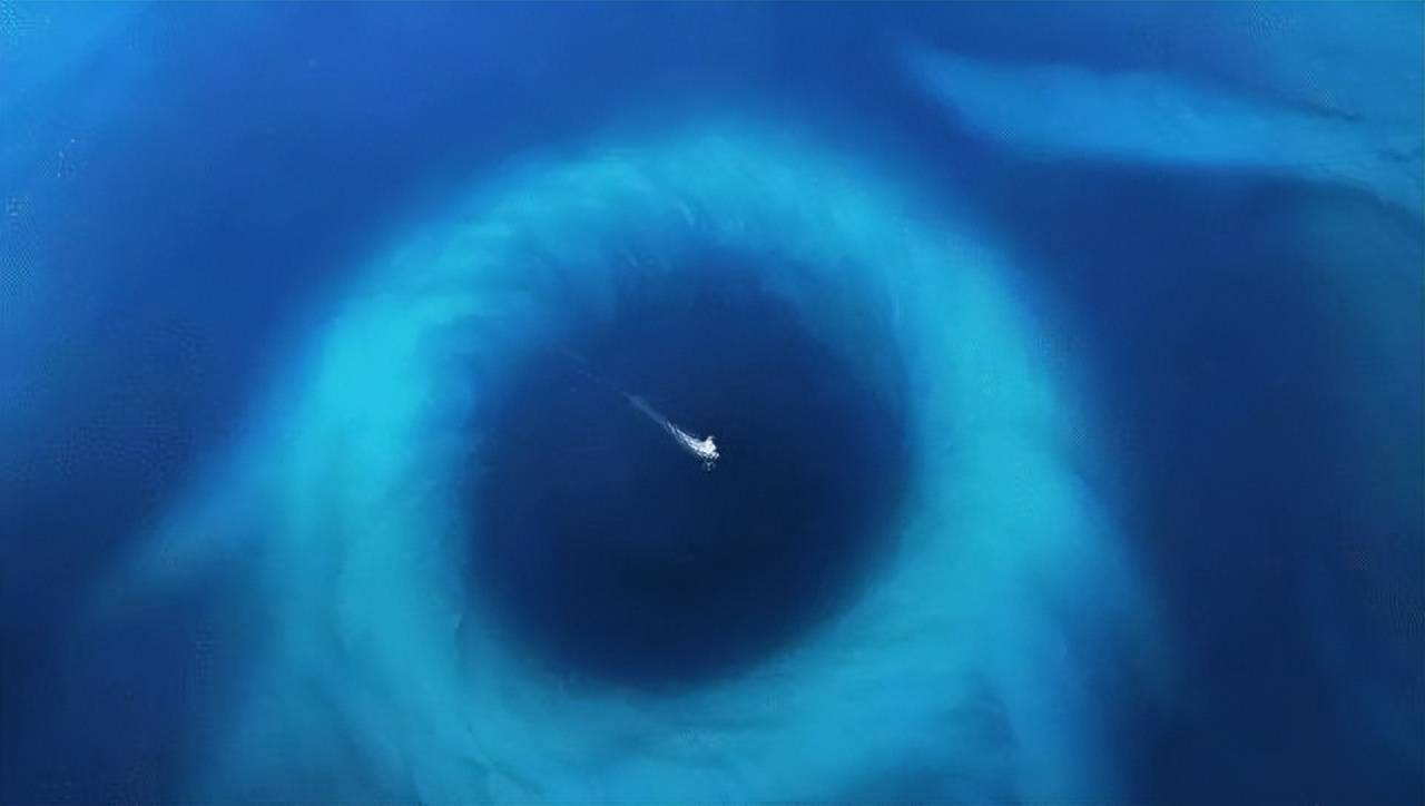 1万米深的马里亚纳海沟，最深处的“水”还是液态吗？水温多少？