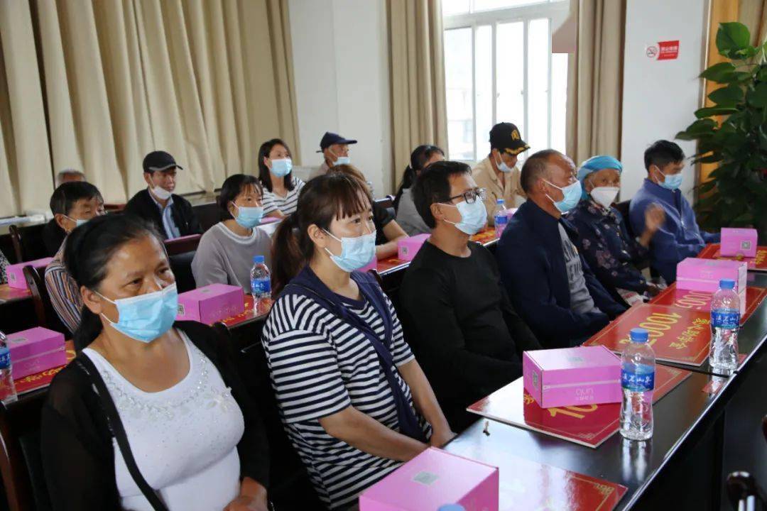 46名学子受资助_爱心_吉祥村_李晓娇