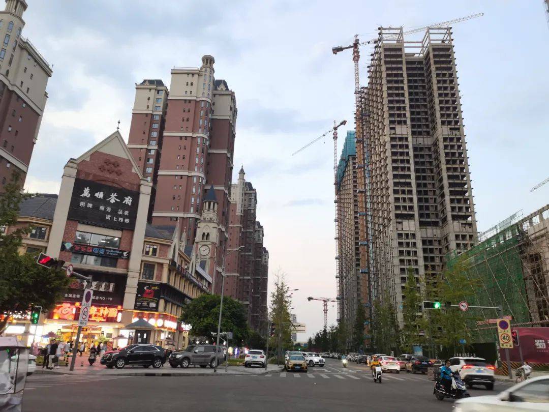 右侧在建中的华汇天地关于区域内大型商业体的规划建设,据实地了解