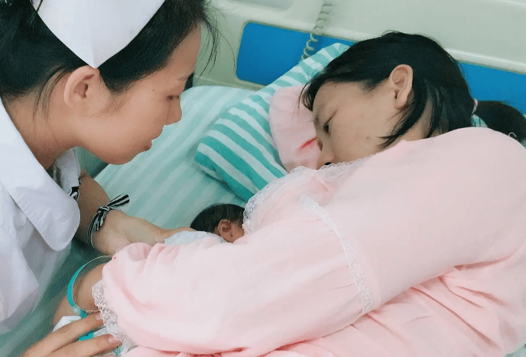 为什么吃母乳宝宝容易夜醒(怎么样才能让宝宝一觉睡到天亮)