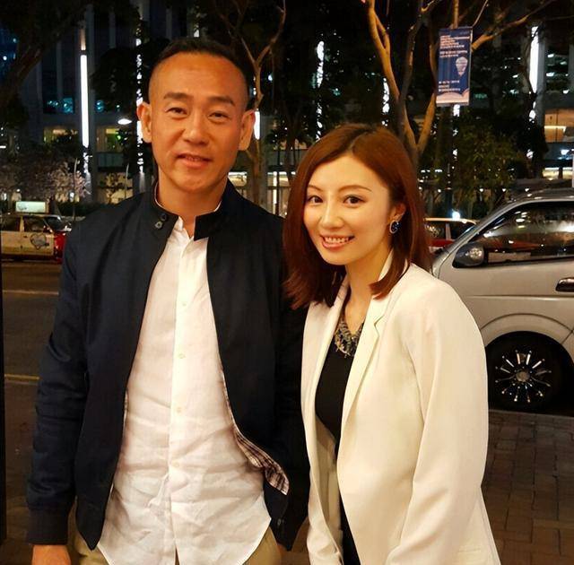 经纪人,穿着浴袍躺在浴缸里卖房,被同行批评不专业_陈慧婷_香港_中介