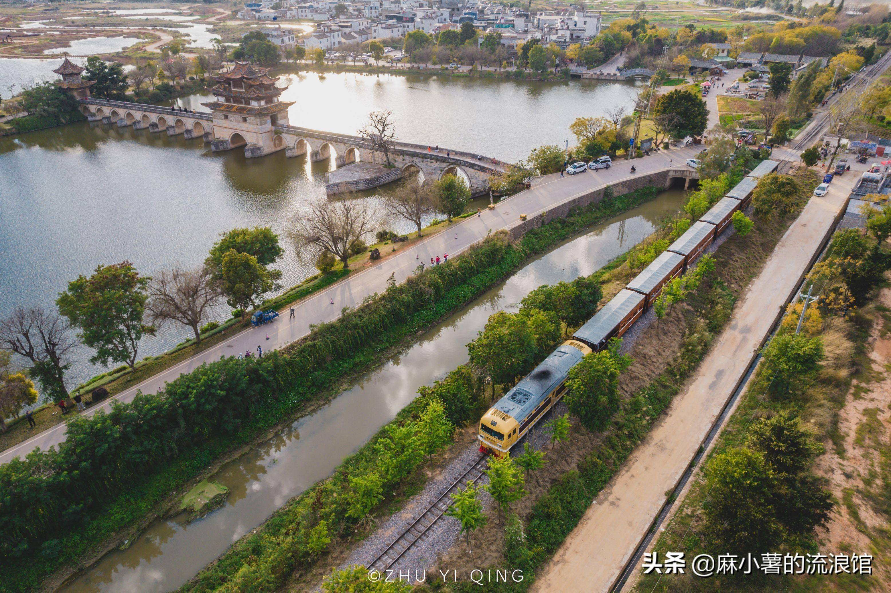 云南建水有座双龙桥，是国内仅存的十七孔桥，保留完整参观免费