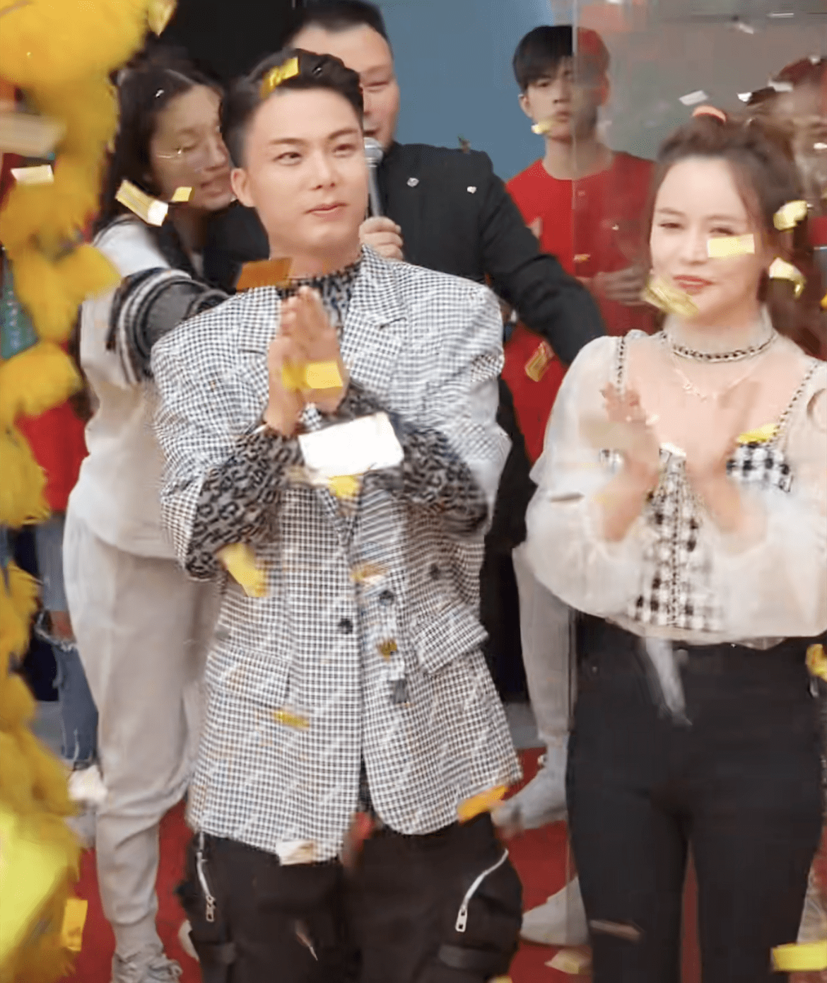 过时常关注覃进展的网友都知道,他有一个交往多年的女友,名叫"黄可爱"