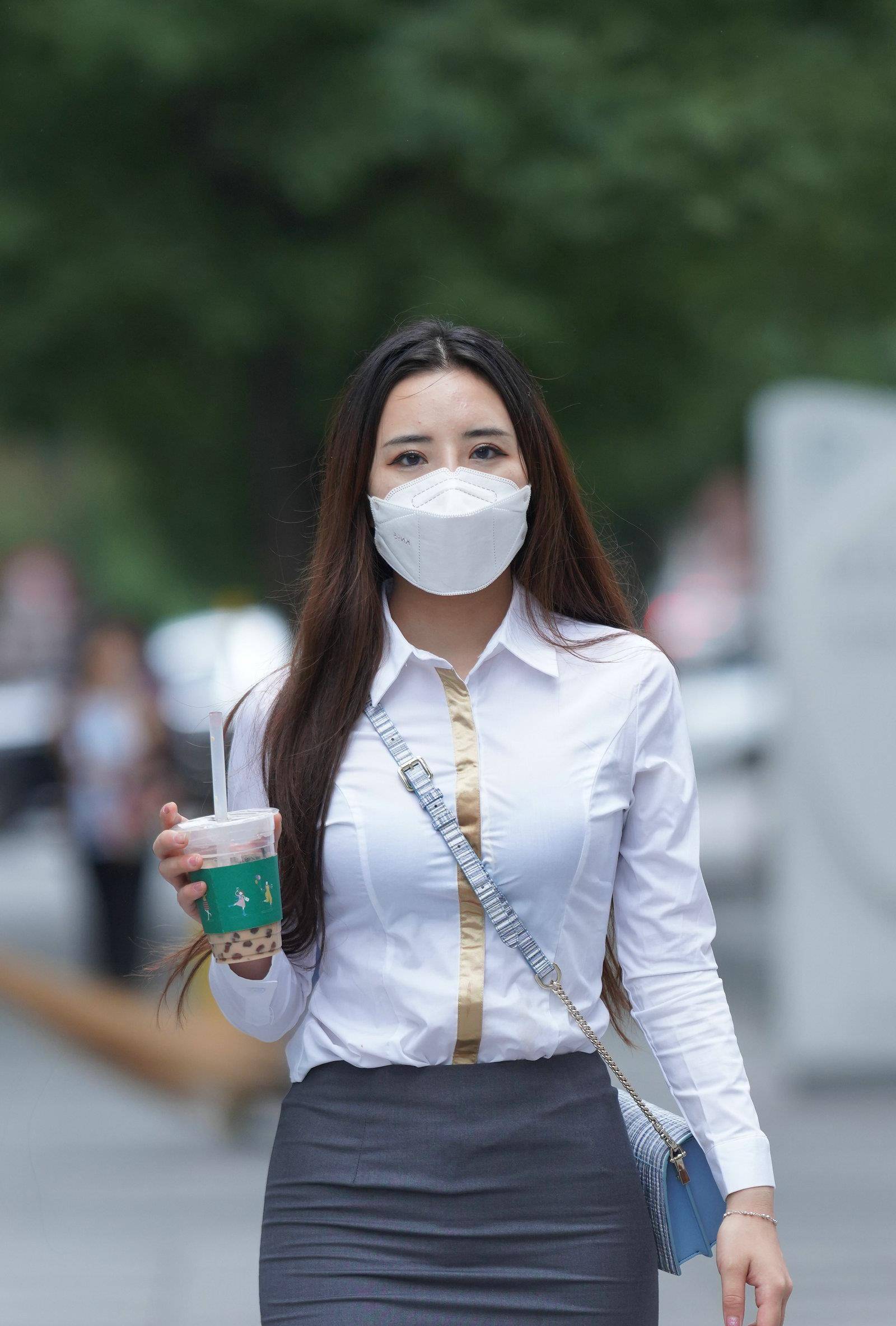 牛仔裤尽显高挑纤瘦身材,彰显女性身材黄金比例,提升时尚气质感_上装