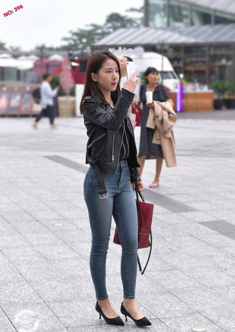 修身牛仔长裤,很完美的穿出来时尚的魅力,显得优雅大气特别好看_印花