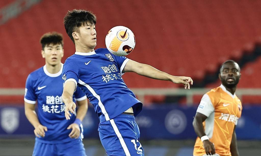 武汉三镇首发:1-吴飞,3-华莱士,11-戴维森,12-张晓彬,13-马尔康,18