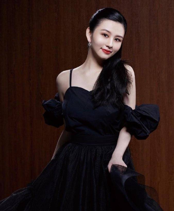 邱淑贞女儿拍片气质好,自曝上学遭排挤性格内向_沈月_明星_因为