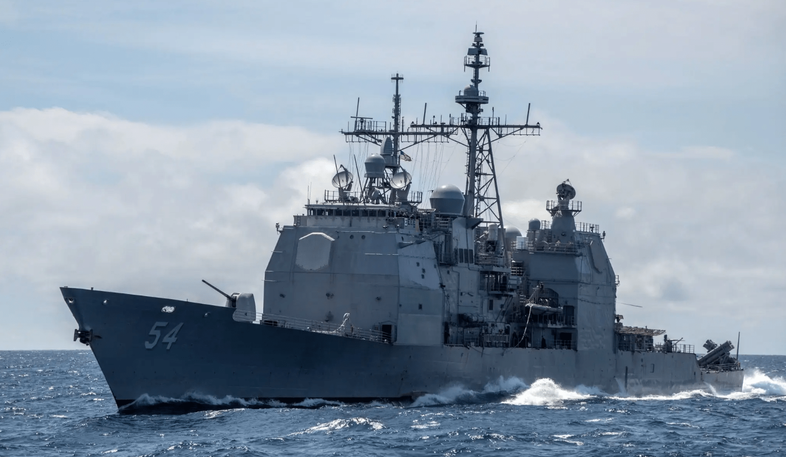 美官员:美军两艘巡洋舰正在通过台湾海峡_路透社_美方_美国