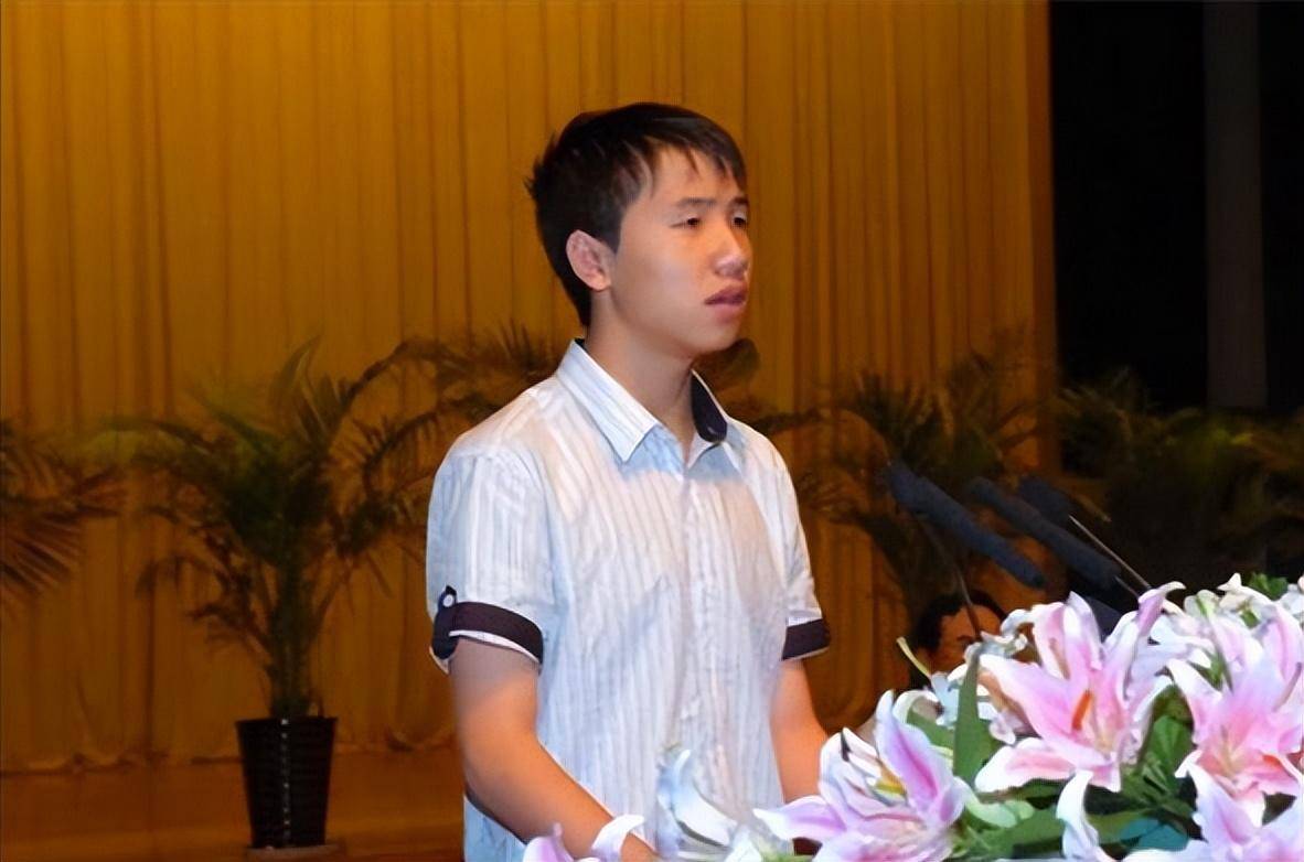 14年前,那个在汶川地震中连救7人的15岁少年雷楚年,后来怎样了_磁峰