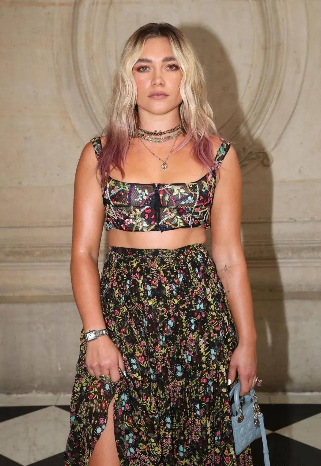 和超模卡拉·迪瓦伊合影,萌萌身高差:路易威登大秀看秀造型