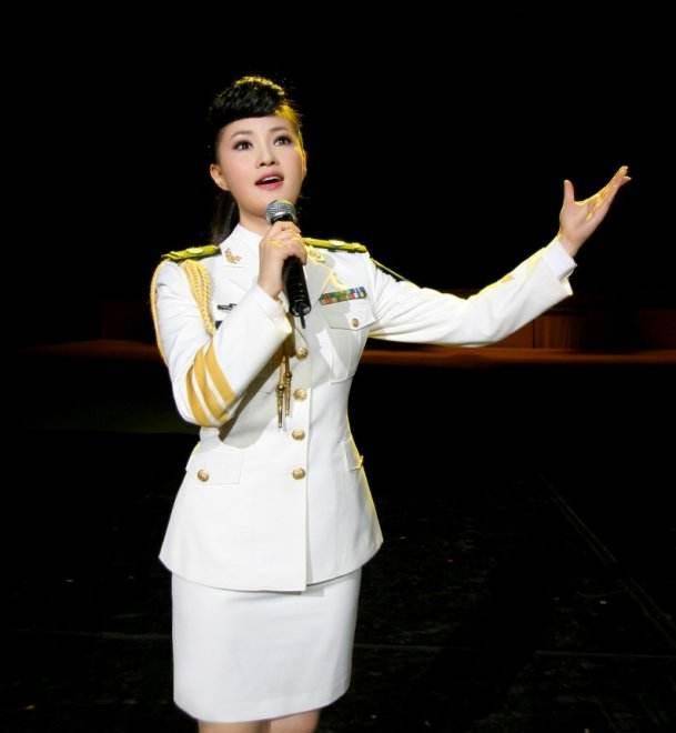 "民歌女神"雷佳,34岁成首位博士级的歌唱家,41岁魅力依旧_舞台_军装