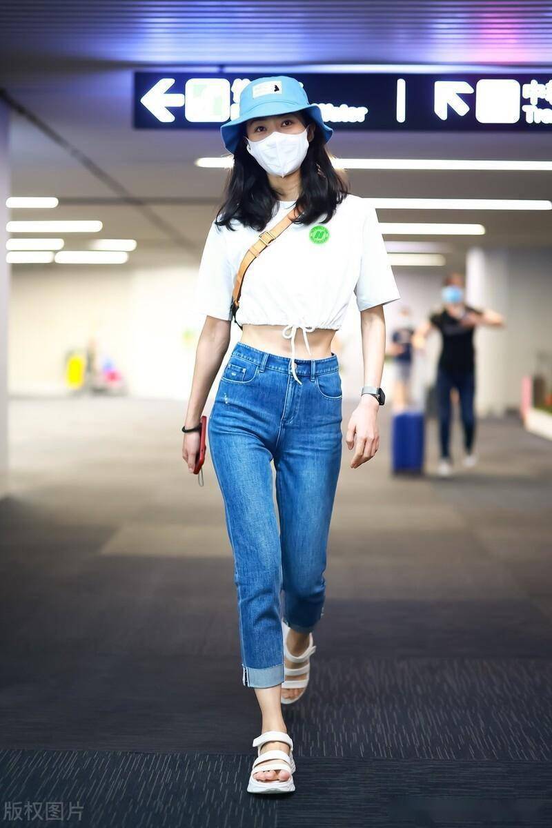 韩雪白色露脐短衫搭牛仔裤现身机场,双腿修长身材好_长沙_韩雪_机场