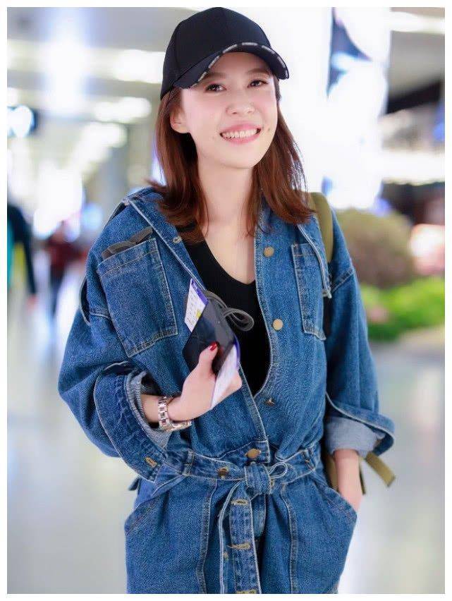 《爱情公寓》的陈美嘉,牛仔连体装搭"樱花鞋",嫩回了20岁!