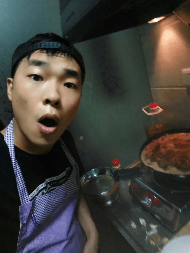 小伙,干过工地,当过群演,后做自媒体收获百万粉丝_工作_康大飞_大哥