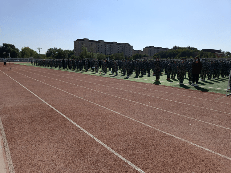 富蕴县中学团委:第一中学七年级新生开启国防教育 正式步入初中校园