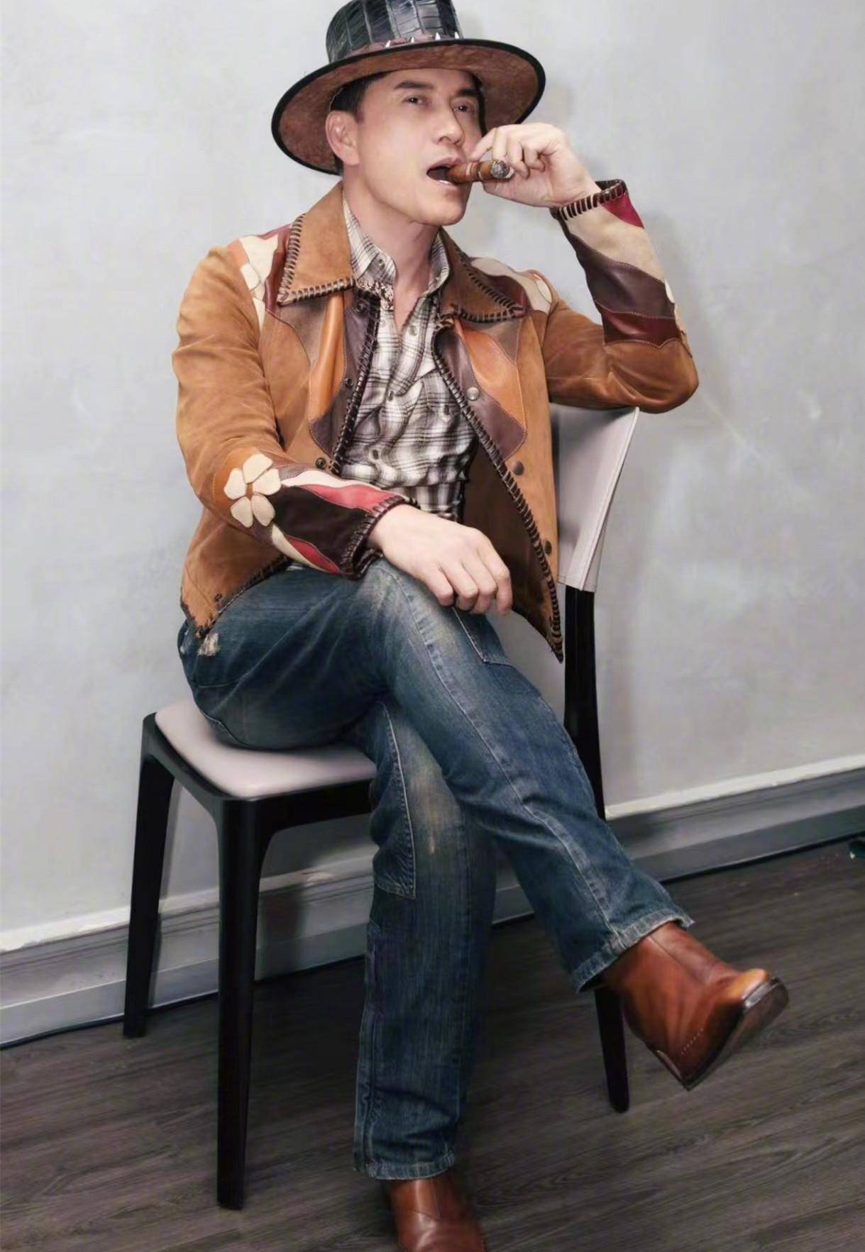 打扮成牛仔参加派对,吕良伟叼雪茄尽显霸气_穿着_fayfay_黑色