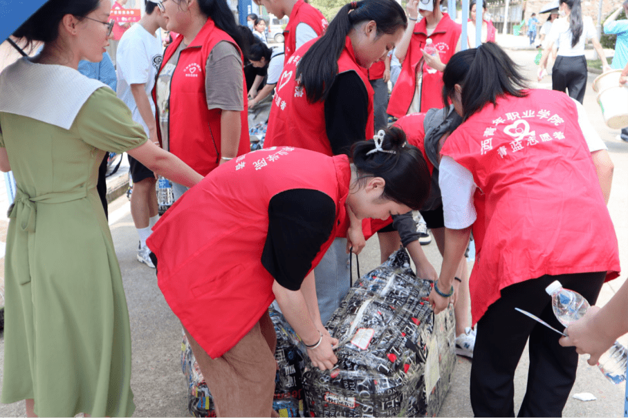 爱心搬运,情暖校园丨志愿者助力开学季