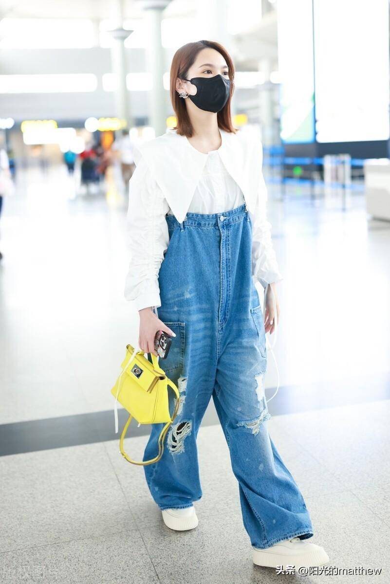 街拍:杨丞琳娃娃领衬衫 阔腿牛仔裤 黄色包袋元气甜美_长沙_机场