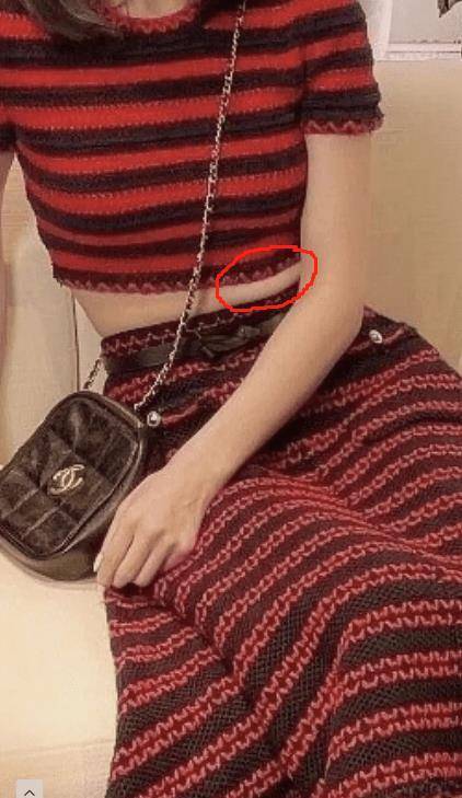 同样是条纹元素,但却是以黑色为底,红色为边,正好跟上衣形成了互衬