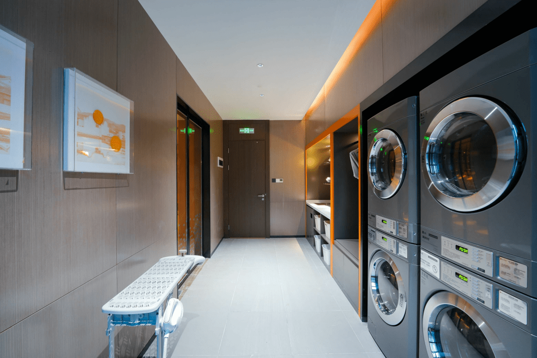 健身房 自助洗衣房酒店配备24小时健身房,设计风格清新简约,空间明亮