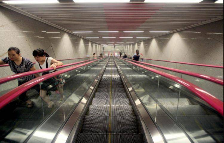 重庆有个“深邃”的地铁站，下去一趟需要8分钟，总高度近百米