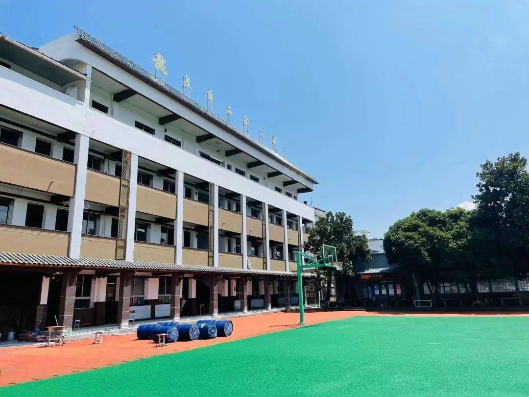改造前西新小学学校主要分教学区,运动区,生活区三大功能区域,包含