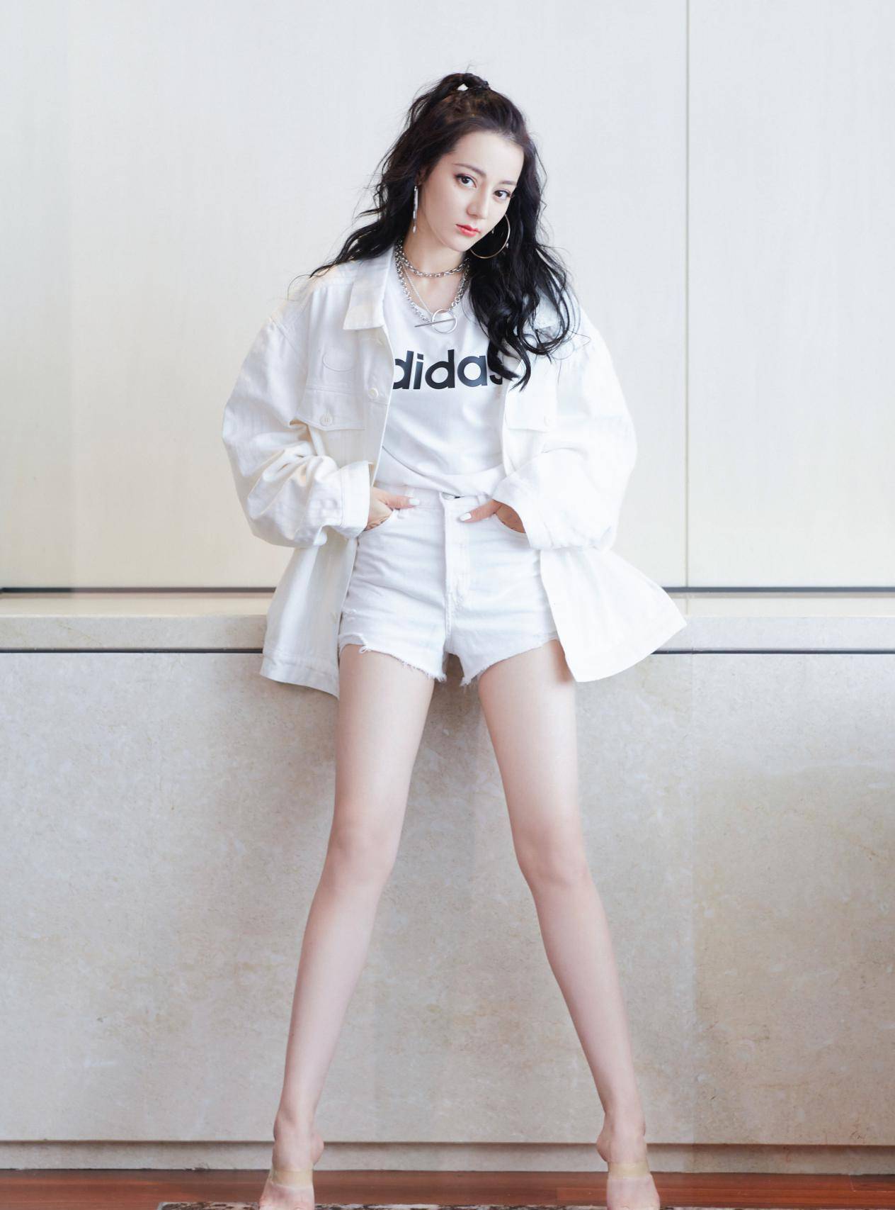 迪丽热巴厉害了,烂大街的白t恤也能穿出高级感,"牛奶腿"亮了