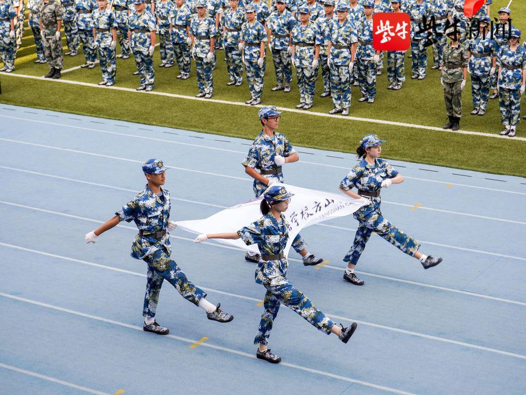 南外方山分校学生发展中心主任谢菲介绍,学校希望在开展军事训练活动
