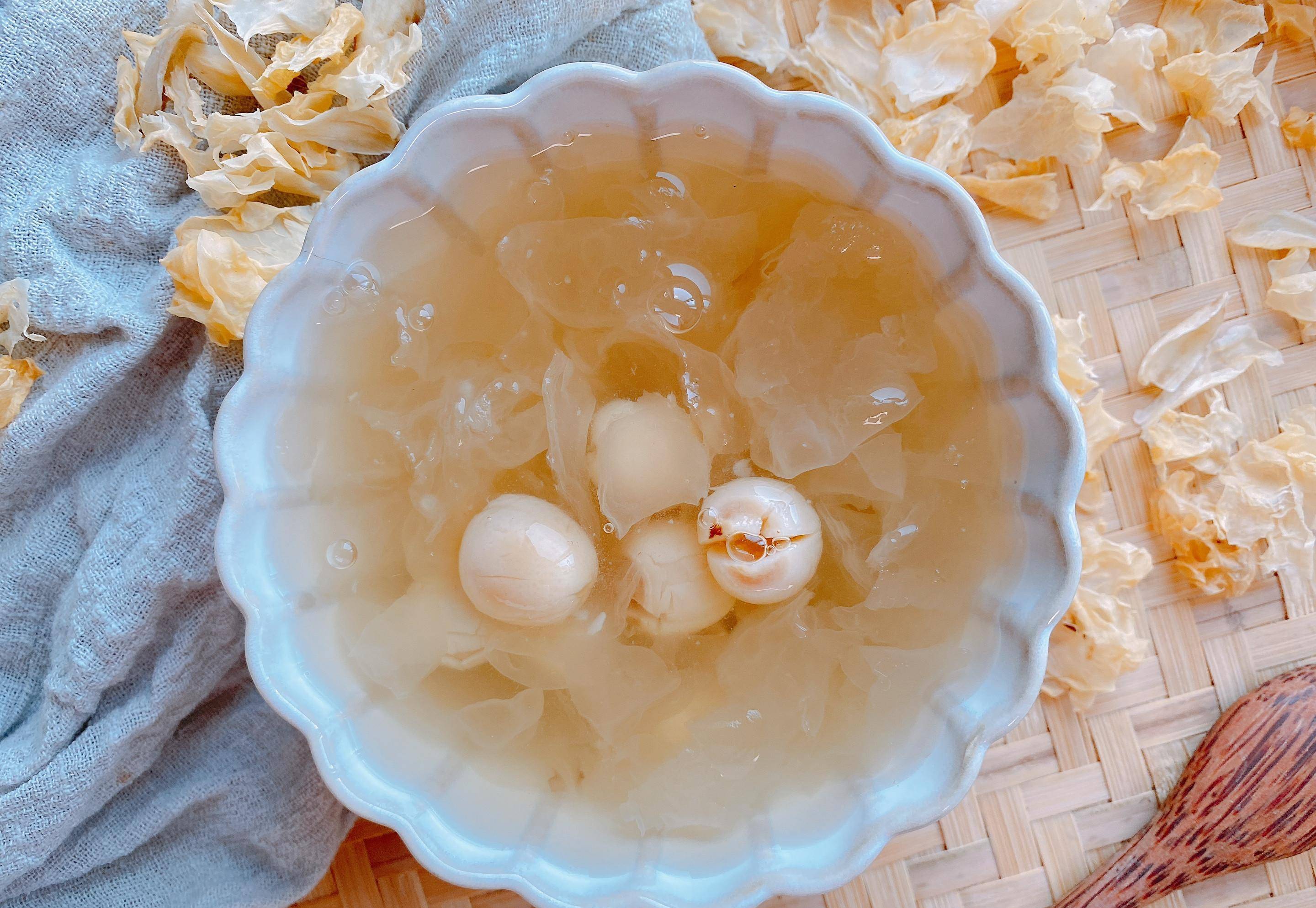 "秋吃白冬吃黑",白色经典食物银耳的5种做法,清甜滋润防秋燥_百合