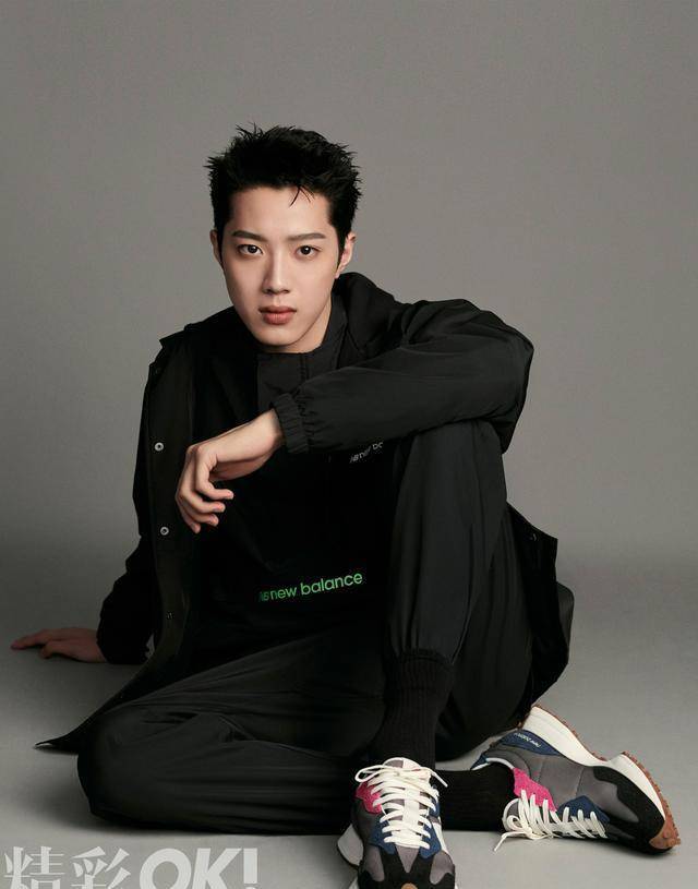 赖冠霖最新杂志大片来袭,多种风格穿搭尽显别样魅力,时尚感爆棚