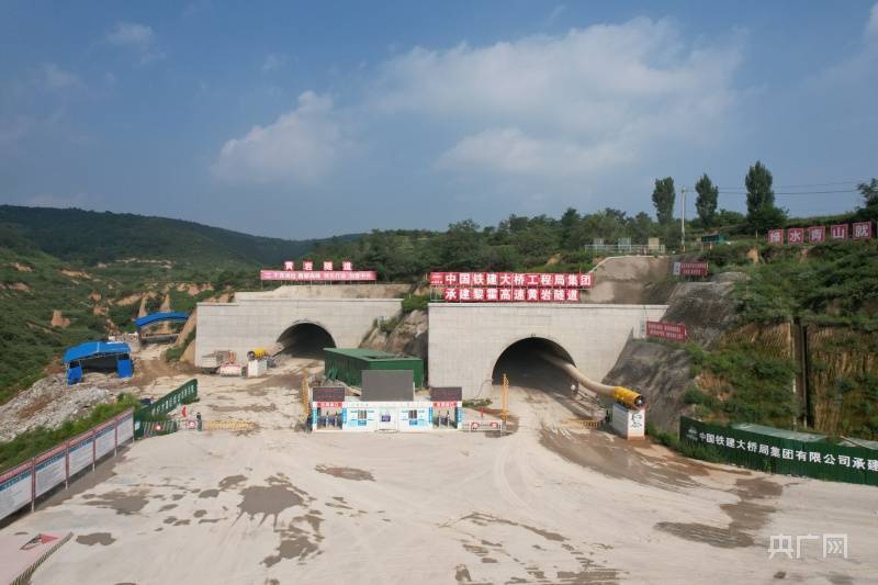 黎霍高速全线唯一一座石膏地质隧道双幅贯通_施工人员_公路网_项目