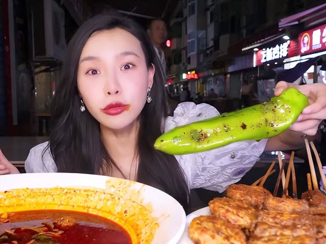 网红小贝饿了再陷假吃风波,满满一口面却无下咽镜头,网友:封杀